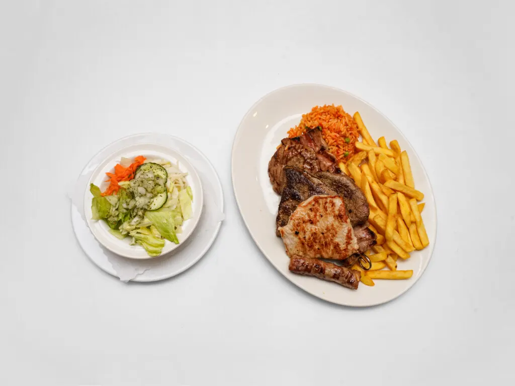 Grillteller mit Fleischspieß, Hacksteak, Cevapcici, Djuvec-Reis und Pommes frites