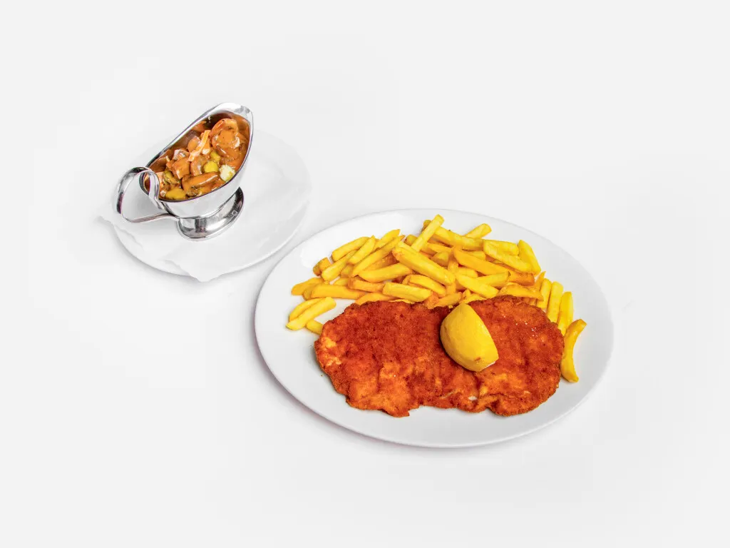 Jägerschnitzel mit Champignonsauce, Pommes frites und Salat