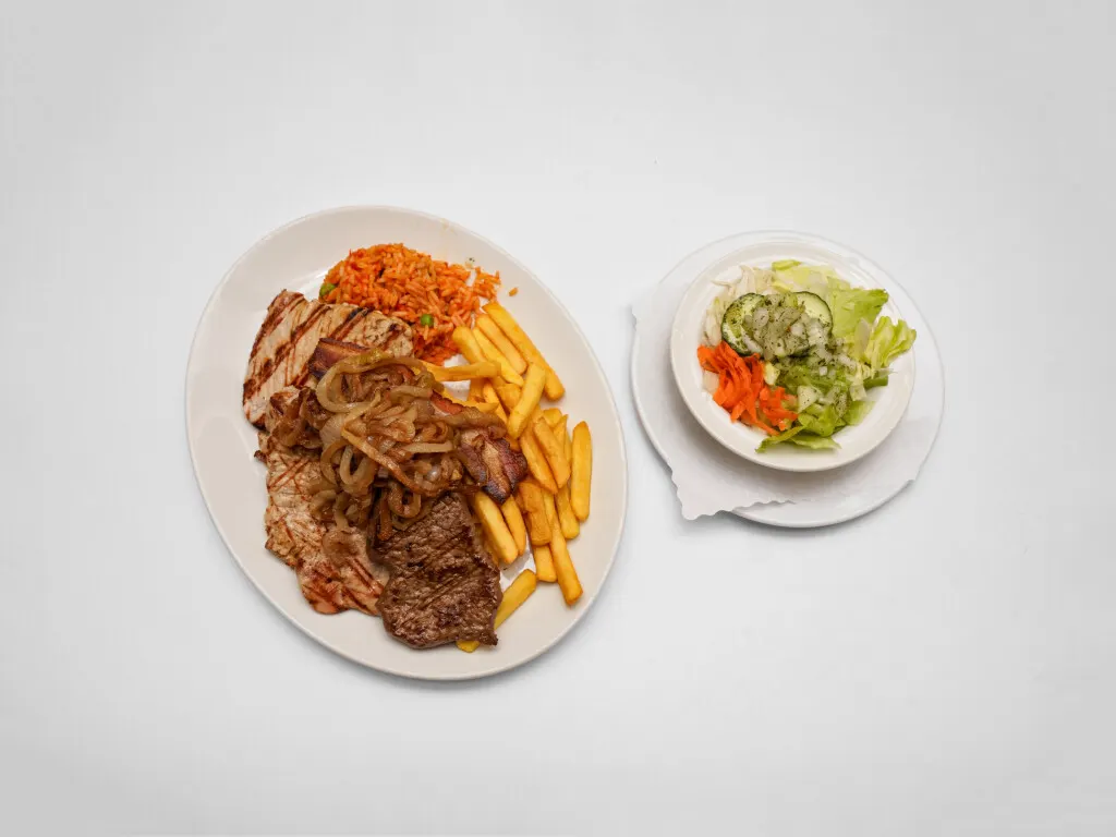 Räubersäbel – Grillspieß mit Schweinefilets, Rumpsteak und Speck, dazu Djuvec-Reis und Pommes frites