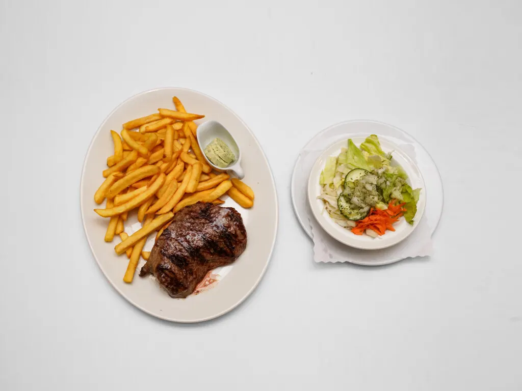 Argentinisches Rumpsteak mit Pommes frites und Kräuterbutter