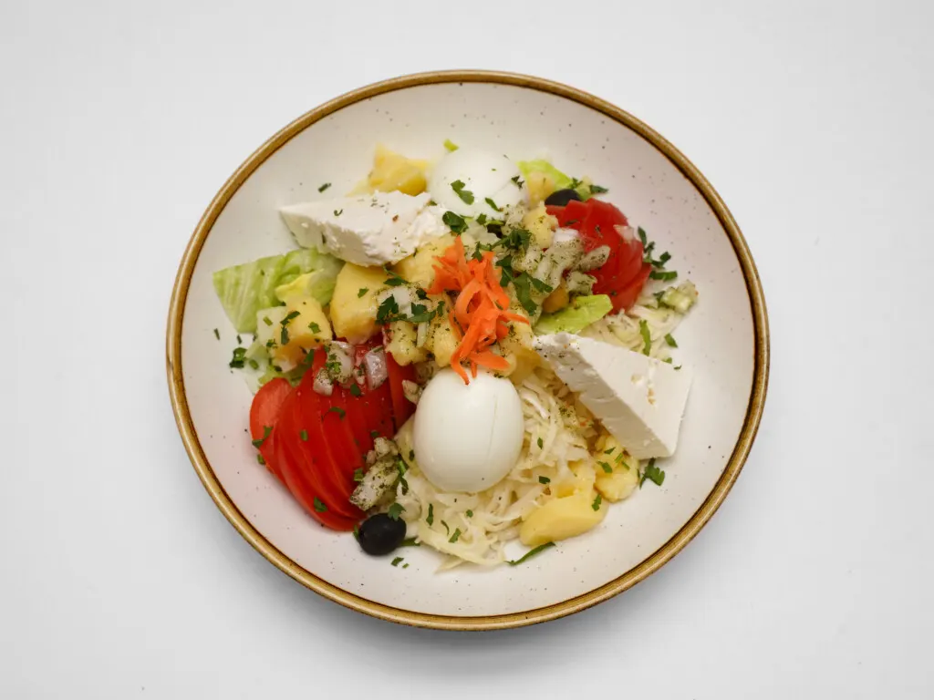 Frische Salatplatte mit Gemüse der Saison
