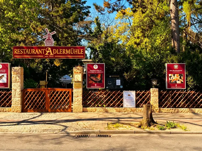 Eingang des Restaurants Adlermühle am Mariendorfer Damm