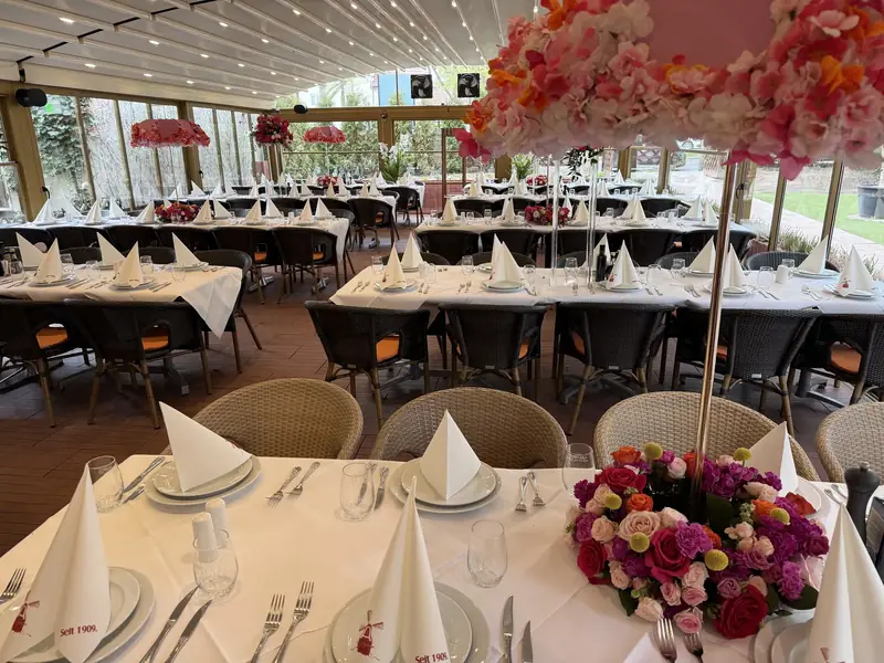 Eingedeckte lange Tafel im Pavillon der Adlermühle