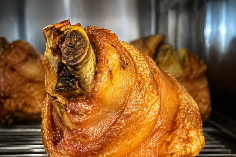 Schweinshaxe mit krosser Kruste aus der Küche der Adlermühle